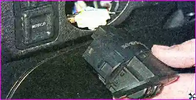 Извлечение блока электрокорректора Замена блока электрокорректора фар