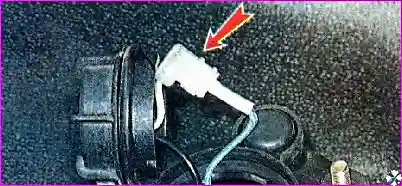 Отсоединение колодки противотуманной лампы Снятие и установка противотуманной лампы