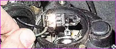 Извлечение противотуманной лампы Снятие и установка противотуманной лампы