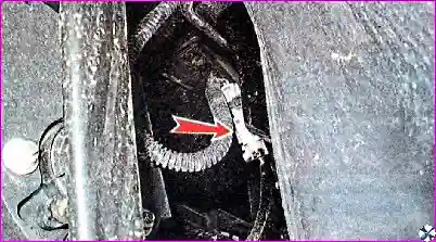 Отсоединение колодки противотуманной фары Снятие и установка противотуманной фары