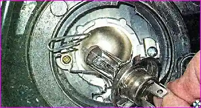 Замена лампы ближнего света