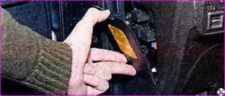 Снятие крышки блока предохранителей