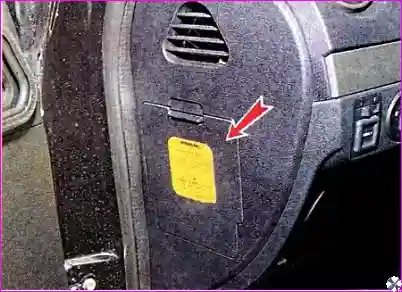 Крышка блока предохранителей в салоне автомобиля