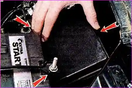 Снятие крышки блока предохранителей