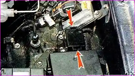 снятие крышки предохранителей и реле