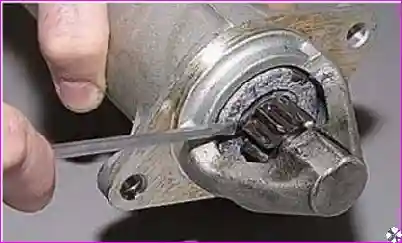 проверка перемещения муфты стартера