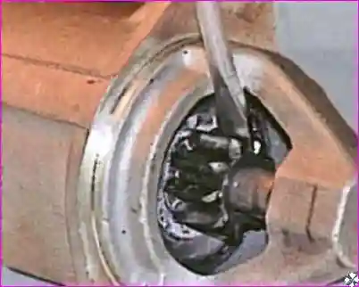 Проверка вращения шестерни муфты стартера