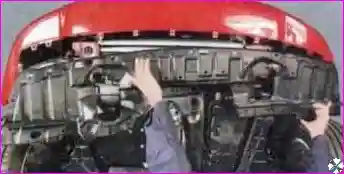 Снятие переднего брызговика