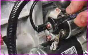 Откручивание гайки крепления провода