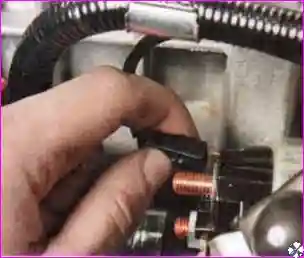 Отсоединение колодки тягового реле стартера