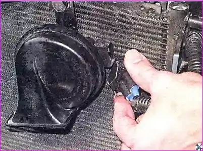 отсоединяем колодку провода от вывода звукового сигнала Звуковые сигналы — проверка и замена автомобиля Hover-H3/H5