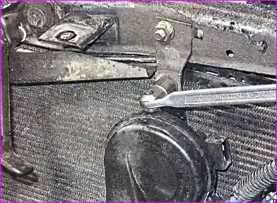 отворачиваем болт крепления звукового сигнала Звуковые сигналы — проверка и замена автомобиля Hover-H3/H5