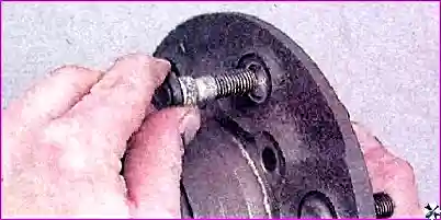 Замена шпилек на ступице колеса Ремонт ступицы колес автомобиля Hover-H3/H5