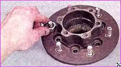 Замена шпилек на ступице колеса Ремонт ступицы колес автомобиля Hover-H3/H5