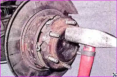 Замена шпилек на ступице колеса Ремонт ступицы колес автомобиля Hover-H3/H5