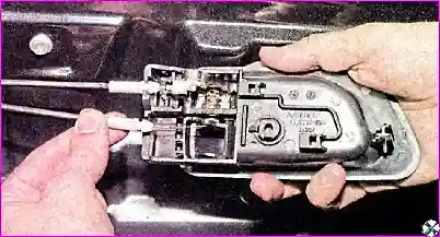 Внутренняя ручка задней двери – замена Снятие и установка деталей задней двери автомобиля Hover-H3/H5