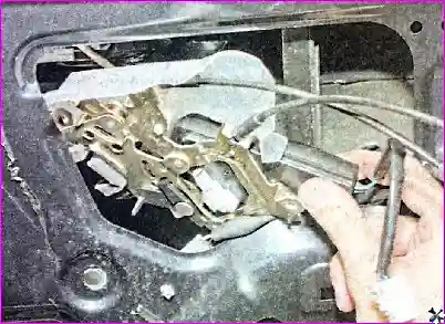 Замок задней двери – замена Снятие и установка деталей задней двери автомобиля Hover-H3/H5