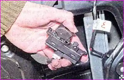 Стекло задней двери – снятие и установка Снятие и установка деталей задней двери автомобиля Hover-H3/H5