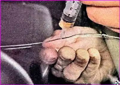 Ремонт трещины лобового стекла Ремонт мелких повреждений ветрового стекла автомобиля