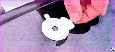 Ремонт скола стекла Ремонт мелких повреждений ветрового стекла автомобиля