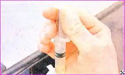 Ремонт скола стекла Ремонт мелких повреждений ветрового стекла автомобиля