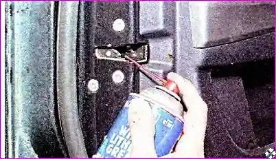 Очистка и смазка кузовных деталей автомобиля Hover-H3/H5