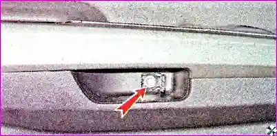 Обивка передней двери снятие и установка Разборка и сборка деталей передней двери автомобиля Hover-H3/H5