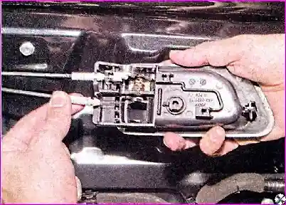 Внутренняя ручка передней двери – замена Разборка и сборка деталей передней двери автомобиля Hover-H3/H5