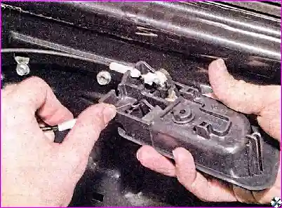 Внутренняя ручка передней двери – замена Разборка и сборка деталей передней двери автомобиля Hover-H3/H5