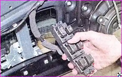 Стекло передней двери – снятие и установка Разборка и сборка деталей передней двери автомобиля Hover-H3/H5