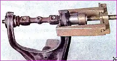 Замена деталей передней подвески автомобиля Hover H3/H5