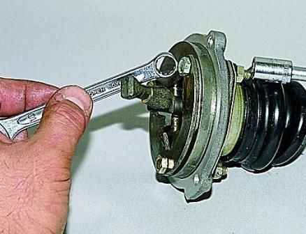 Removing and dismantling the gear selection mechanism of the VAZ-2123 gearbox