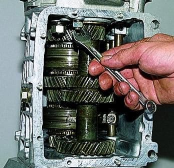 Disassembly and assembly of the VAZ-2123 gearbox