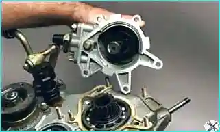 VAZ-2123 Verteilergetriebe zerlegen