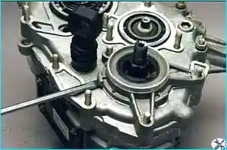 VAZ-2123 Verteilergetriebe zerlegen