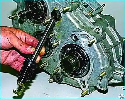 VAZ-2123 Verteilergetriebe zerlegen