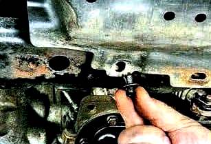 Extracción de la carcasa decorativa y guardabarros del motor Mazda 6