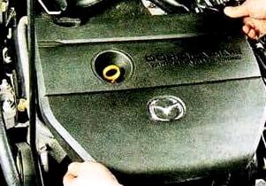Extracción de la carcasa decorativa y guardabarros del motor del automóvil Mazda 6