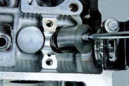 Заміна маслознімних ковпачків двигуна Мазда 6