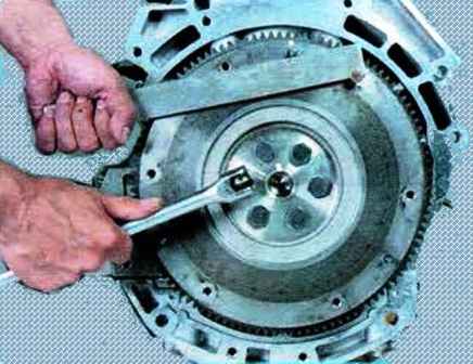 Removal and installation of the Mazda 6 engine flywheel