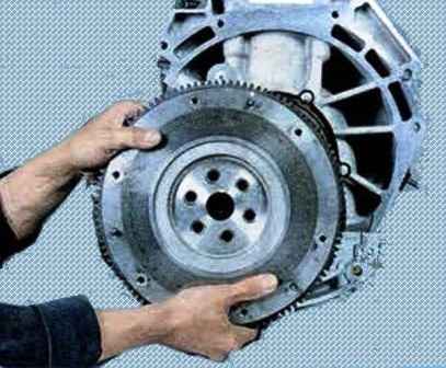 Зняття та встановлення маховика двигуна Mazda 6