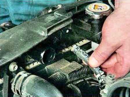 Cómo reemplazar el radiador de enfriamiento del motor Mazda 6