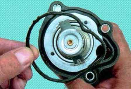 Cómo reemplazar la bomba de refrigerante y el termostato de Mazda 6