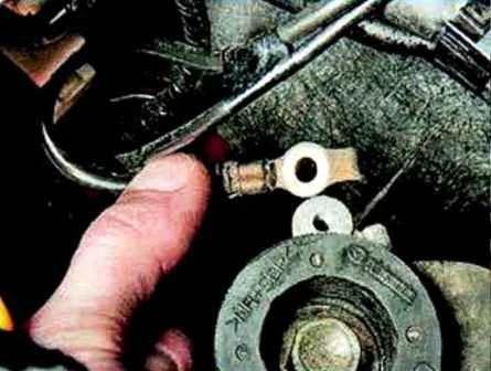 Cómo reemplazar los soportes del motor Mazda 6