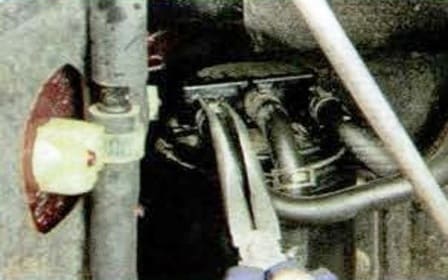 Retiro e instalación de elementos del sistema de recuperación de vapor de un Mazda 6