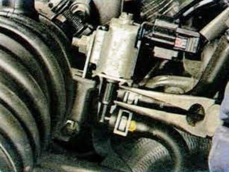Retiro e instalación de elementos del sistema de recuperación de vapor de un Mazda 6