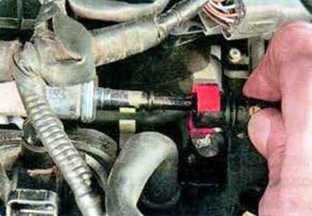 Як перевірити та знизити тиск палива автомобіля Мазда 6