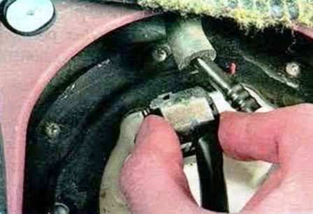 Cómo quitar e instalar el módulo de combustible Mazda 6