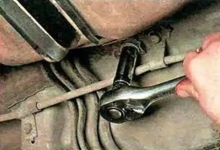 How to remove and install the fuel tank of a Mazda 6