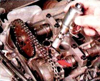 Removing and installing Mazda 6 engine camshafts